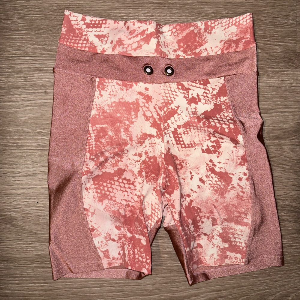 Let’s Gym Pink and Cream athletic shorts 🩷💛